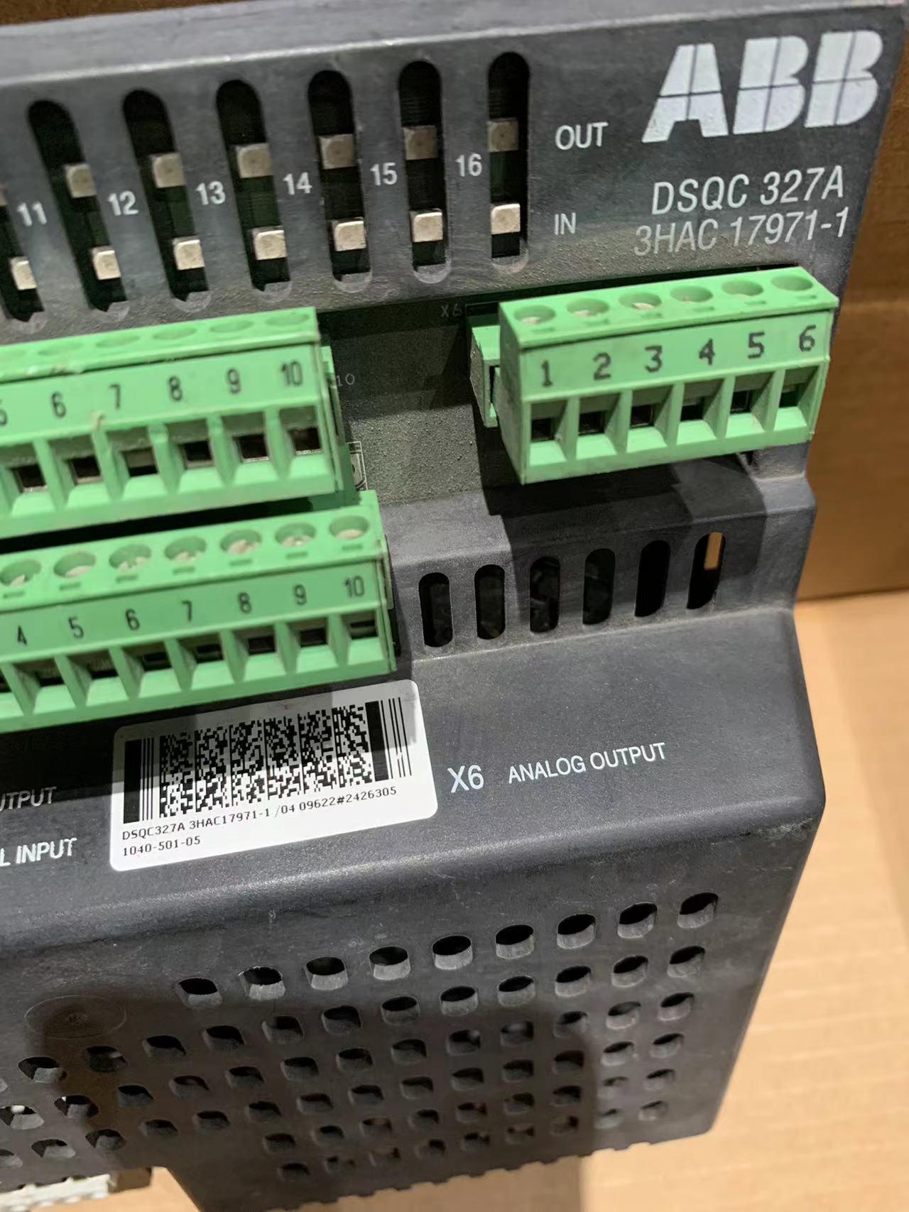 ABB DSQC327A 3HAC17971-1/04 COMBINATION I/O MODULE