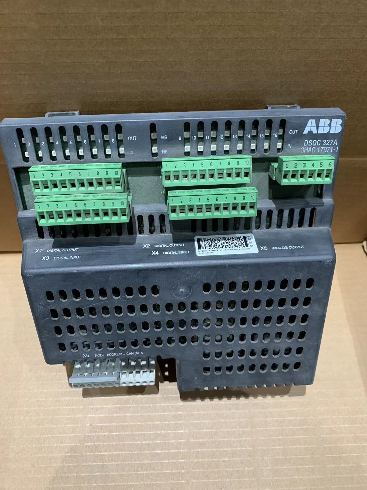 ABB DSQC327A 3HAC17971-1/04 COMBINATION I/O MODULE