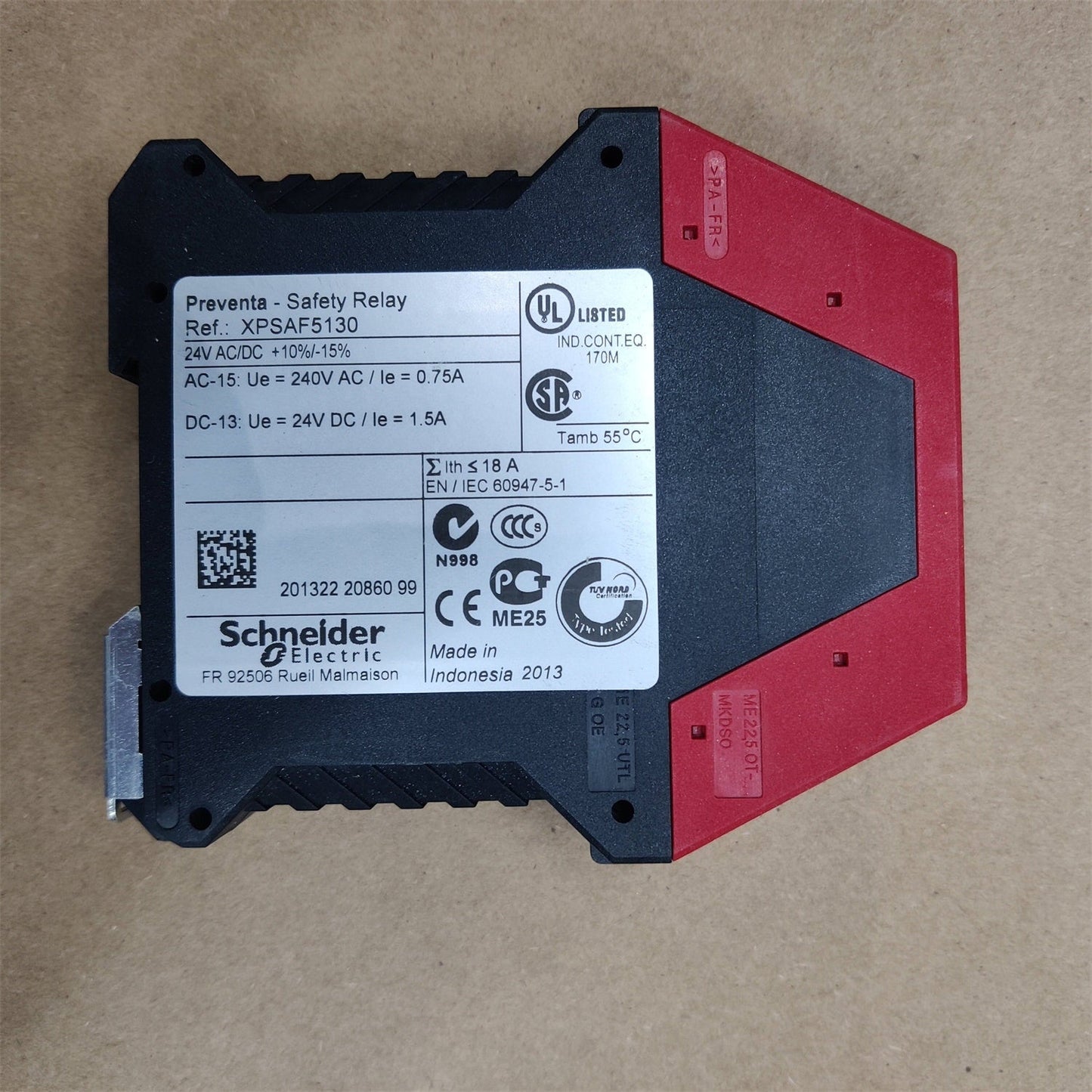 New Schneider XPS-AF5130  Safety Relay  ﻿