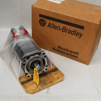 Allen Bradley MPL-B430P-SK74AA AC Servo Motor