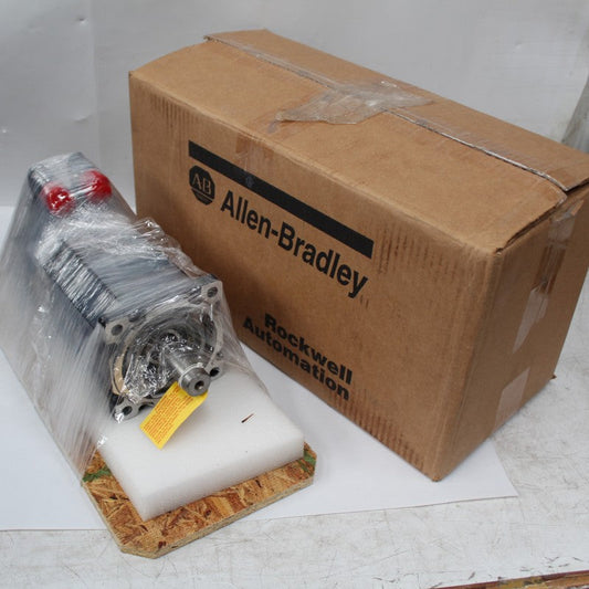 Allen Bradley MPL-B4530F-SK74AA AC Servo Motor